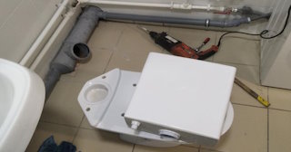 Установка напольного унитаза в Североморске: монтаж под ключ от СантехДомСвм от 5205 рублей.
