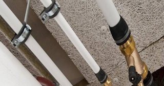 Замена труб водоснабжения в квартире: цена от 2082 руб. - СантехДомСвм